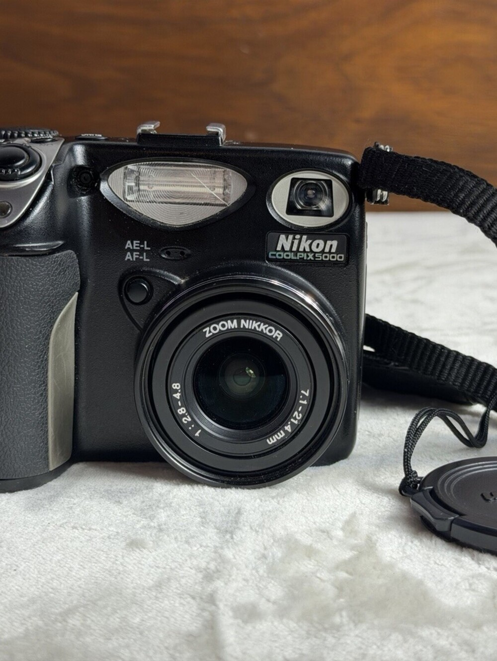 Nikon Coolpix 5000 5.0MP Digital Camera Black Swivel LCD No Batt / Card UNTESTED